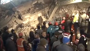 Kahramanmaraş'taki enkaz çalışmaları sırasında artçı deprem paniği