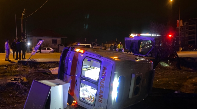 Karaman'da otomobil ile çarpışan ambulans şarampole devrildi 3'ü sağlıkçı 5 kişi yaralandı